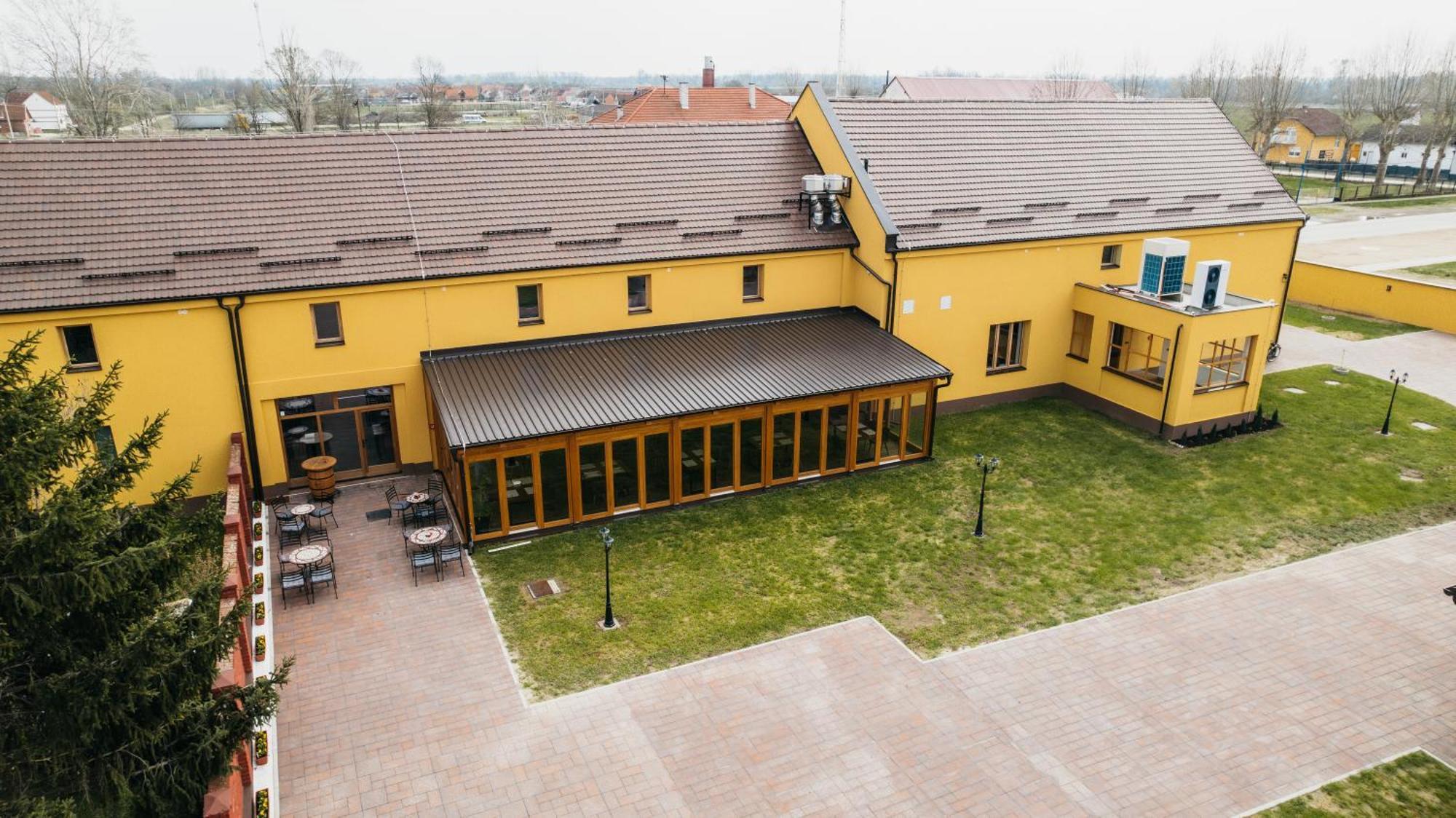 Pansion Mihica Dvori Hotel Babina Greda Exterior photo